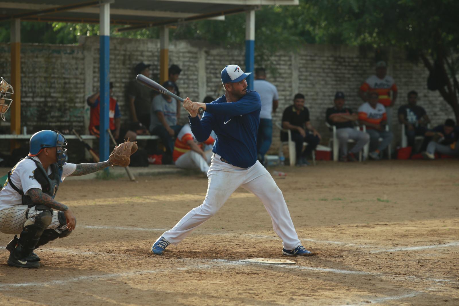 Turbiza no suelta la cima de Beisbol Meseros al Bat $!Turbiza no suelta la cima de Beisbol Meseros al Bat