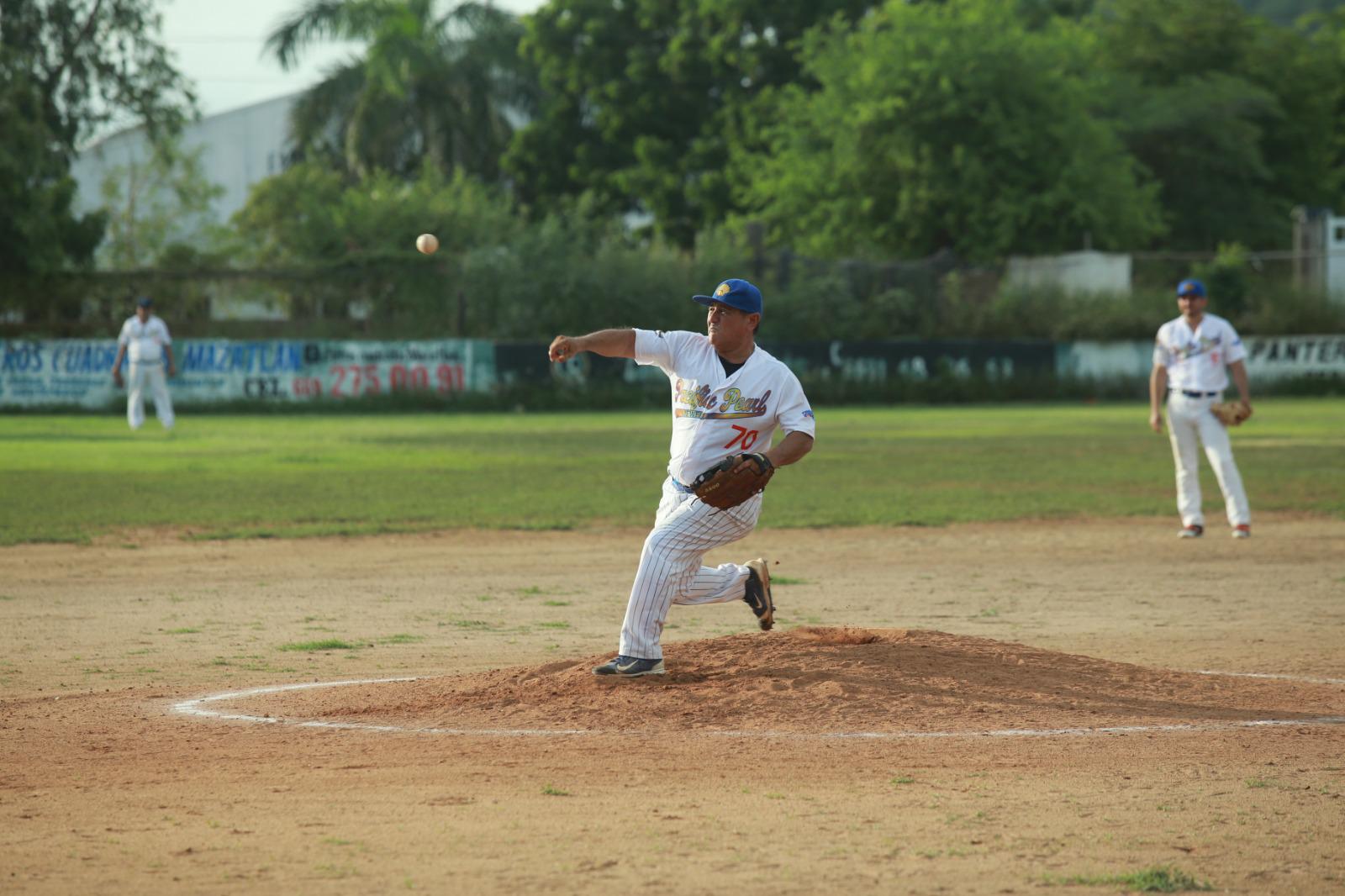 Turbiza no suelta la cima de Beisbol Meseros al Bat $!Turbiza no suelta la cima de Beisbol Meseros al Bat