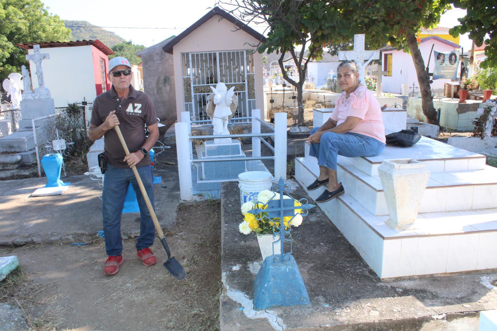 Pedro y Rosa Elena cumplen 46 años visitando a su angelito Pedro Luis $!Pedro y Rosa Elena cumplen 46 años visitando a su angelito Pedro Luis