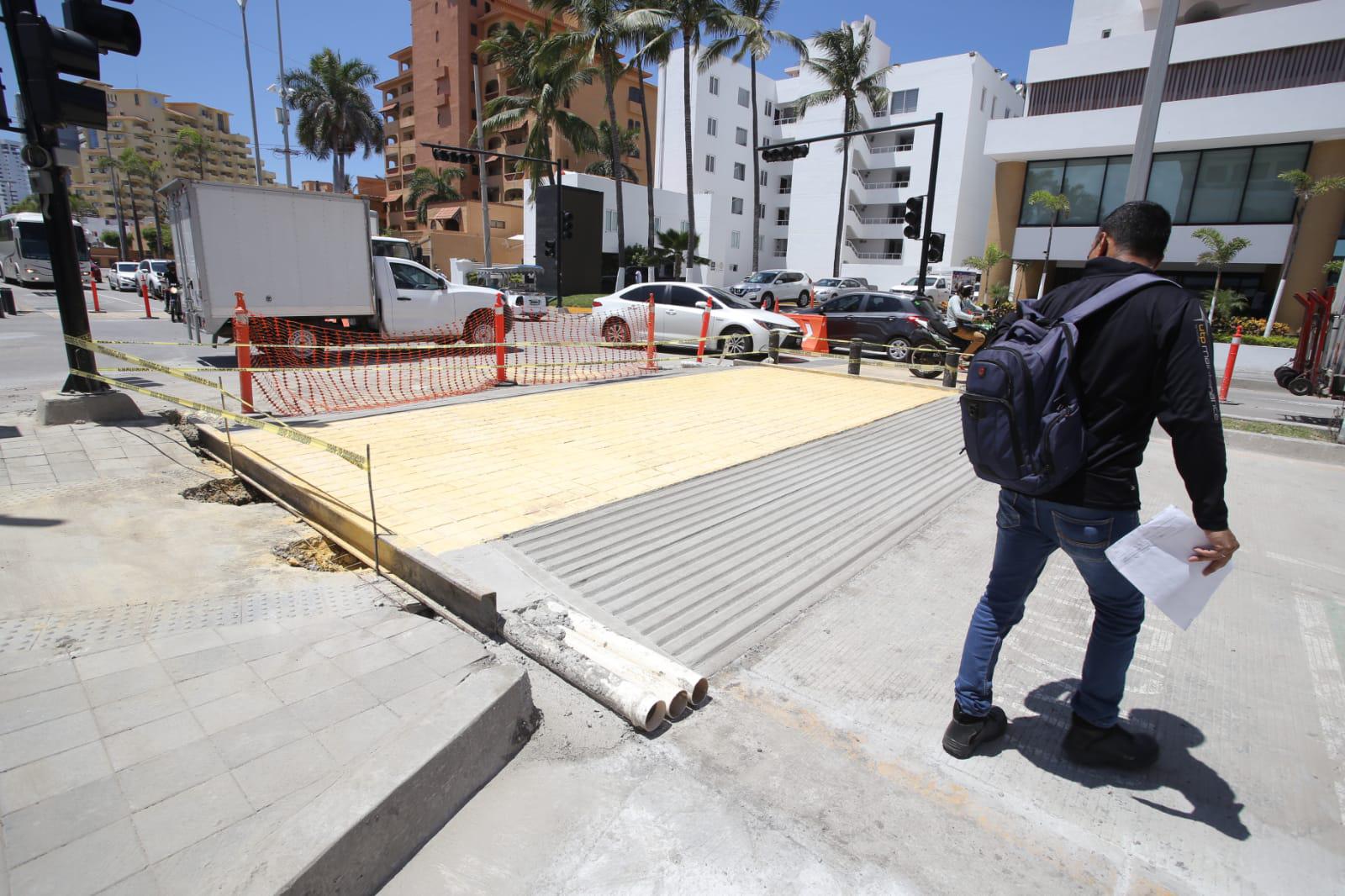 Construyen pasos peatonales elevados sobre avenida de zona turística de Mazatlán $!Construyen pasos peatonales elevados sobre avenida de zona turística de Mazatlán