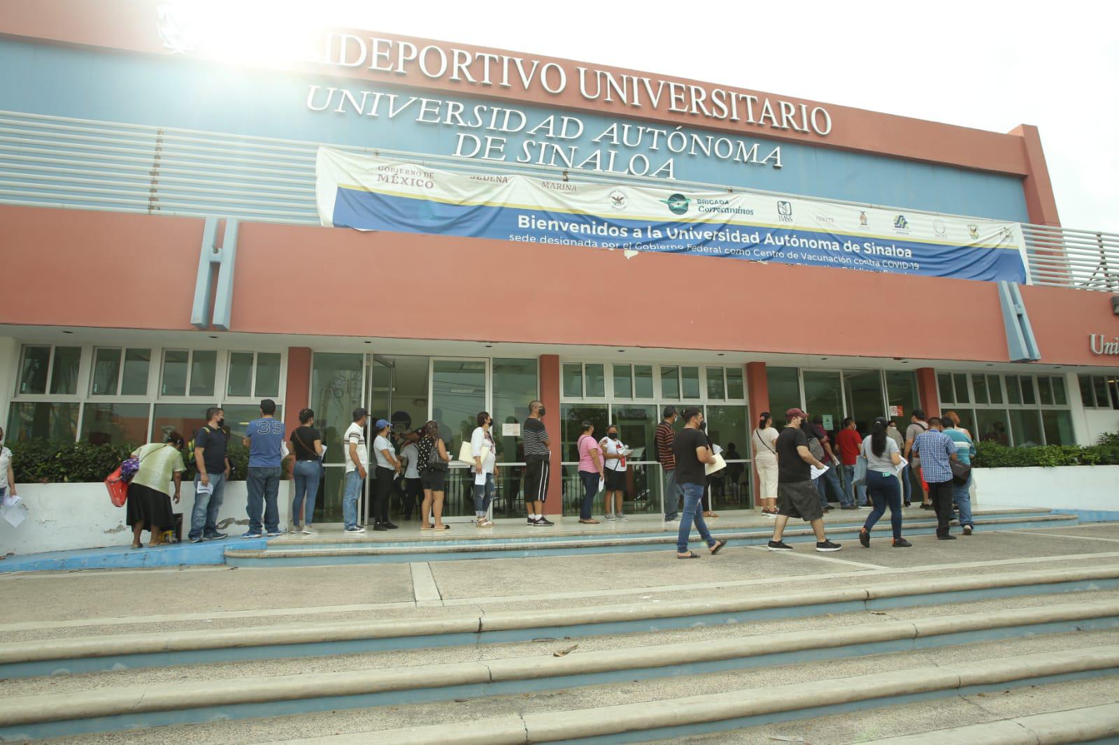 Se acaban desde temprano en el Centro de Convenciones de Mazatlán las 500 dosis contra el Covid-19 para personas rezagadas $!Se acaban desde temprano en el Centro de Convenciones de Mazatlán las 500 dosis contra el Covid-19 para personas rezagadas