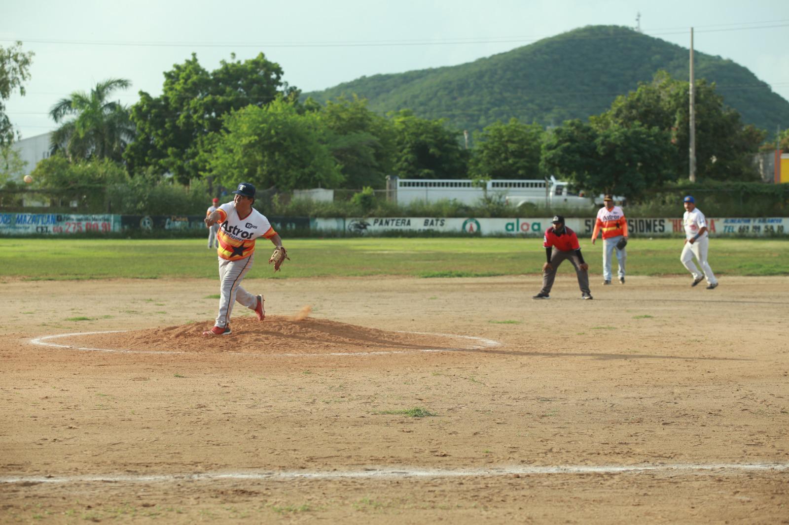 Turbiza no suelta la cima de Beisbol Meseros al Bat $!Turbiza no suelta la cima de Beisbol Meseros al Bat