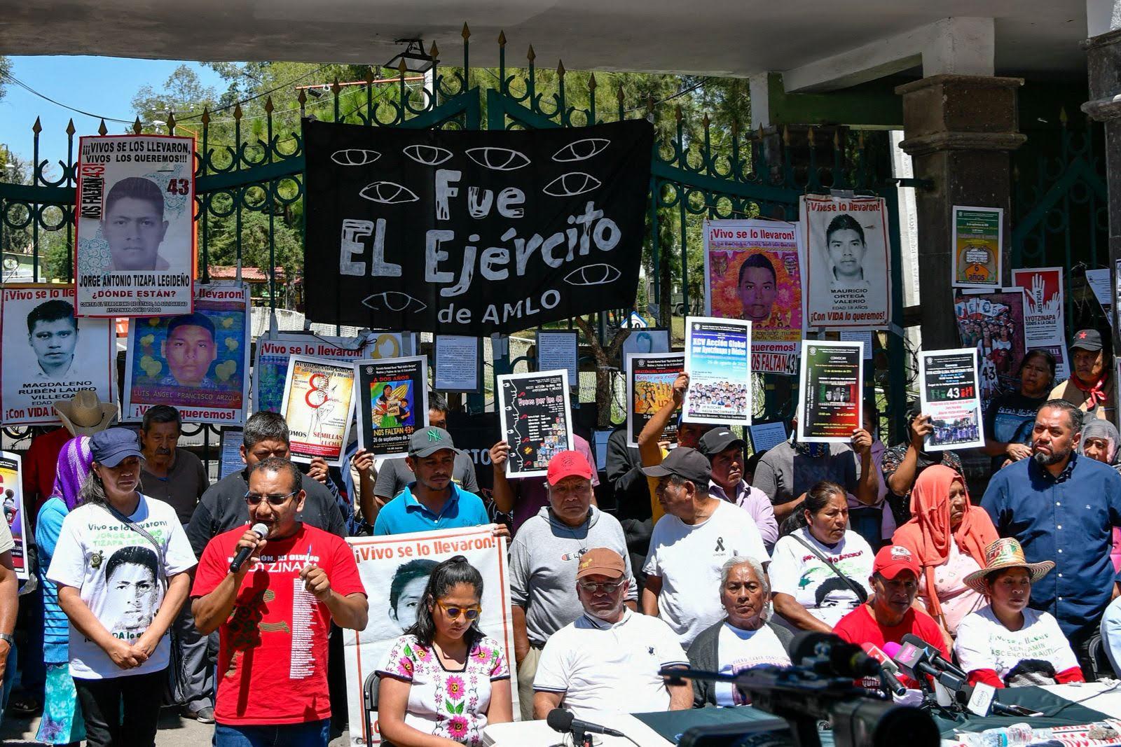 Vidulfo Rosales, al frente de un contingente de familiares de los normalistas desaparecidos, durante una rueda de prensa organizada en el Campo Militar Número 1 en 2023. $!Vidulfo Rosales, al frente de un contingente de familiares de los normalistas desaparecidos, durante una rueda de prensa organizada en el Campo Militar Número 1 en 2023.