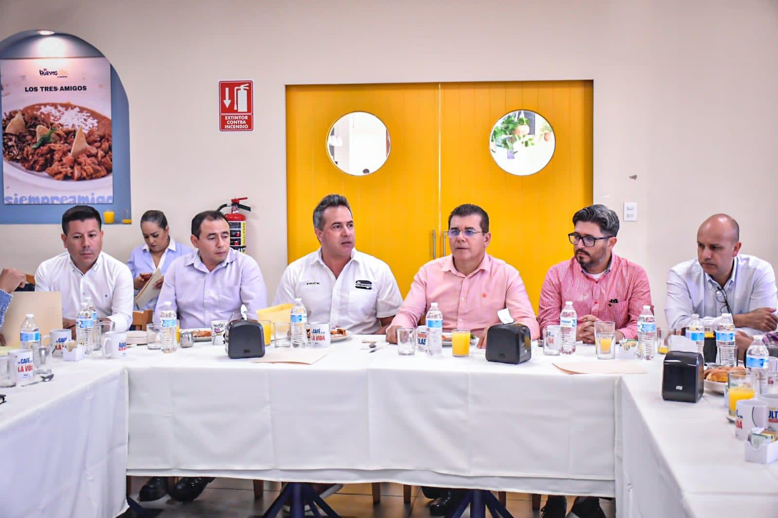 Acuerdan restauranteros y Alcalde trabajar juntos por Mazatlán $!Acuerdan restauranteros y Alcalde trabajar juntos por Mazatlán