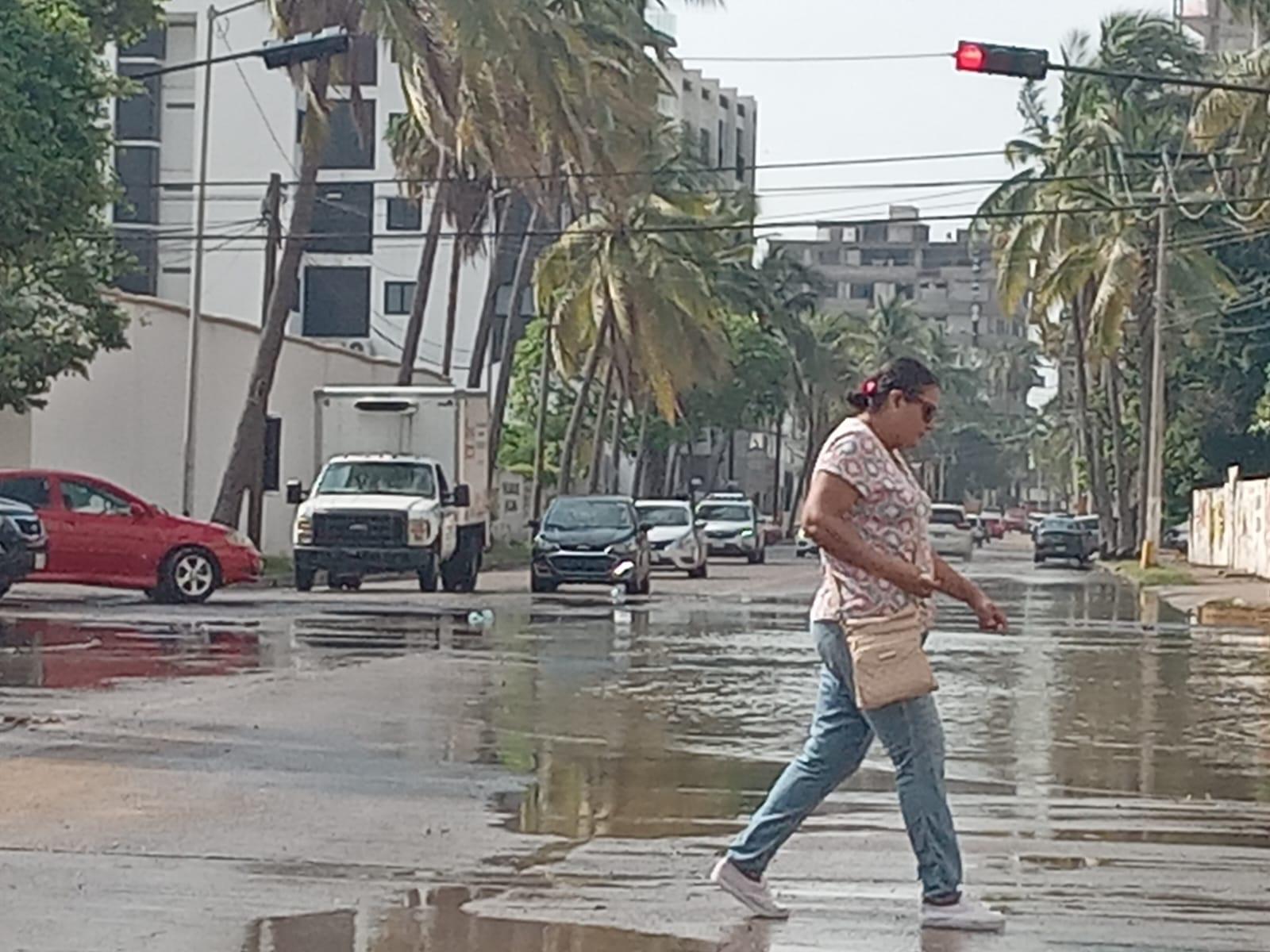 Persisten encharcamientos entre avenidas Cruz Lizárraga y Lola Beltrán; se mantiene pronóstico de lluvias fuertes $!Persisten encharcamientos entre avenidas Cruz Lizárraga y Lola Beltrán; se mantiene pronóstico de lluvias fuertes