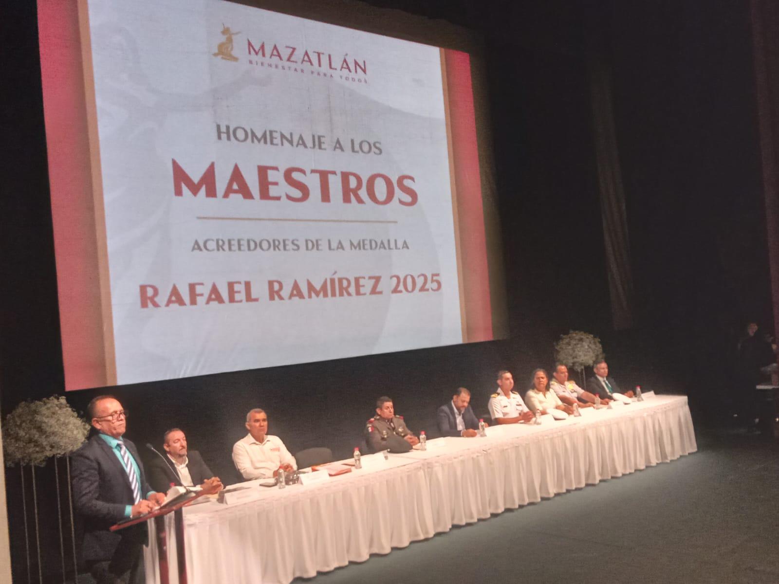 Entregan en Mazatlán Medalla ‘Rafael Ramírez’ a maestras y maestros $!Entregan en Mazatlán Medalla ‘Rafael Ramírez’ a maestras y maestros