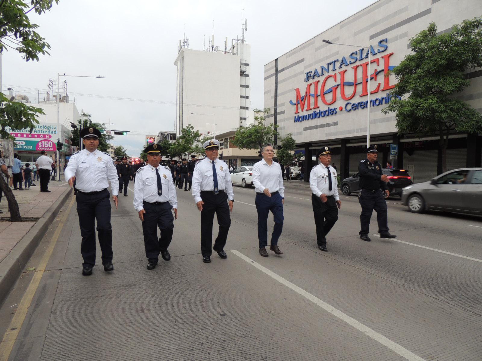 Autoridades de Bomberos de Culiacán encabezan el desfile. $!Autoridades de Bomberos de Culiacán encabezan el desfile.