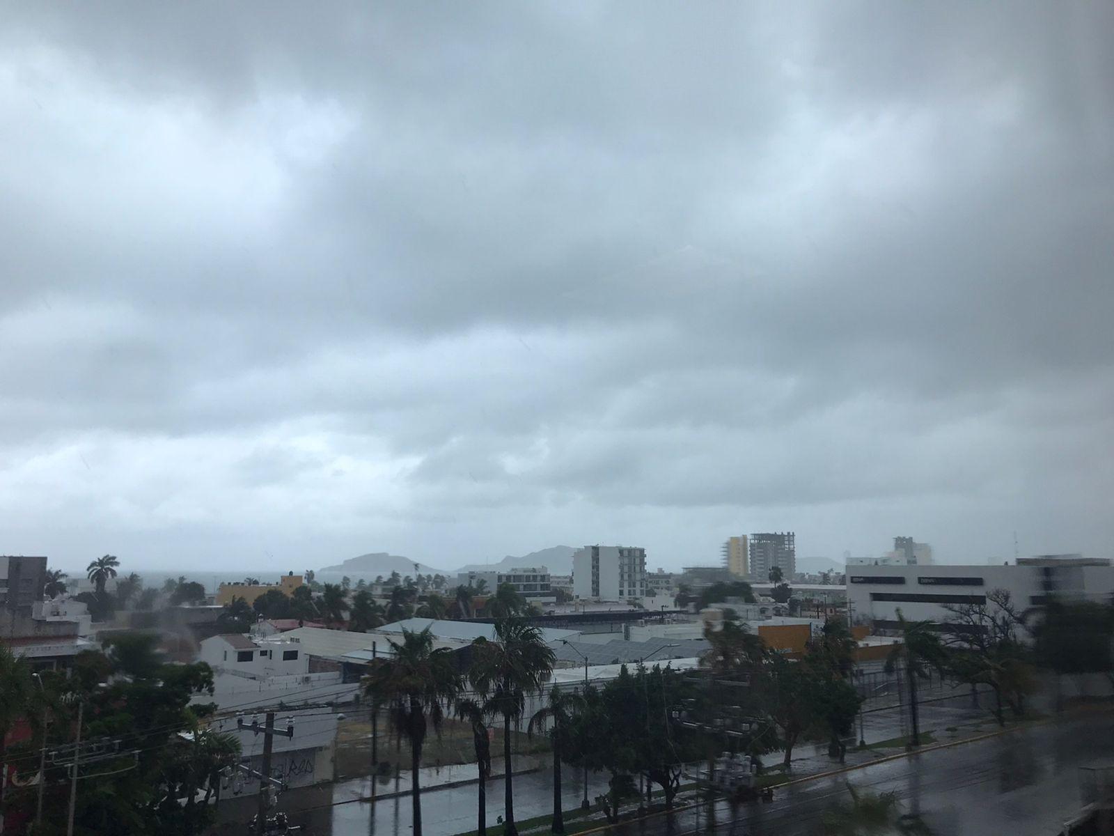 Azotan a Mazatlán lluvias y fuertes vientos $!Azotan a Mazatlán lluvias y fuertes vientos