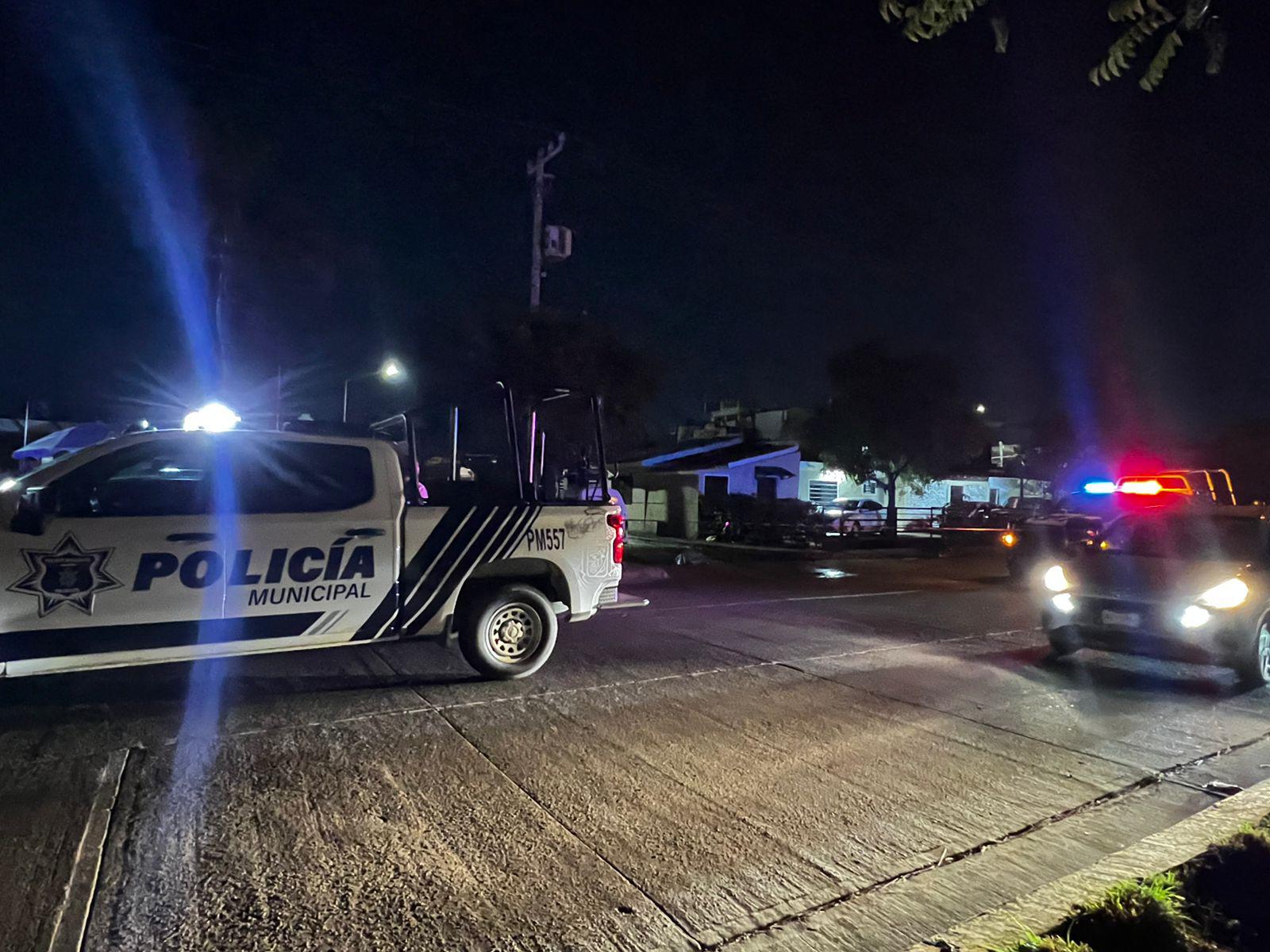 Asesinan en Mazatlán a civil a balazos tras arrojarlo de una camioneta $!Asesinan en Mazatlán a civil a balazos tras arrojarlo de una camioneta