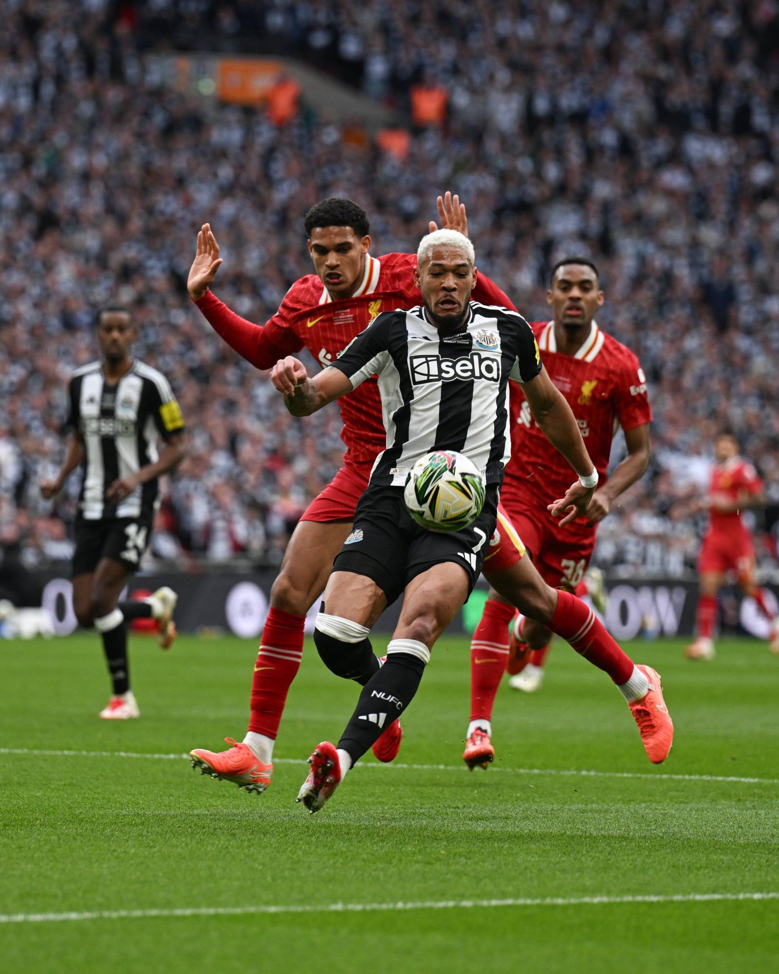 Newcastle rompe sequía de 56 años y gana la Carabao Cup ante un Liverpool en crisis $!Newcastle rompe sequía de 56 años y gana la Carabao Cup ante un Liverpool en crisis