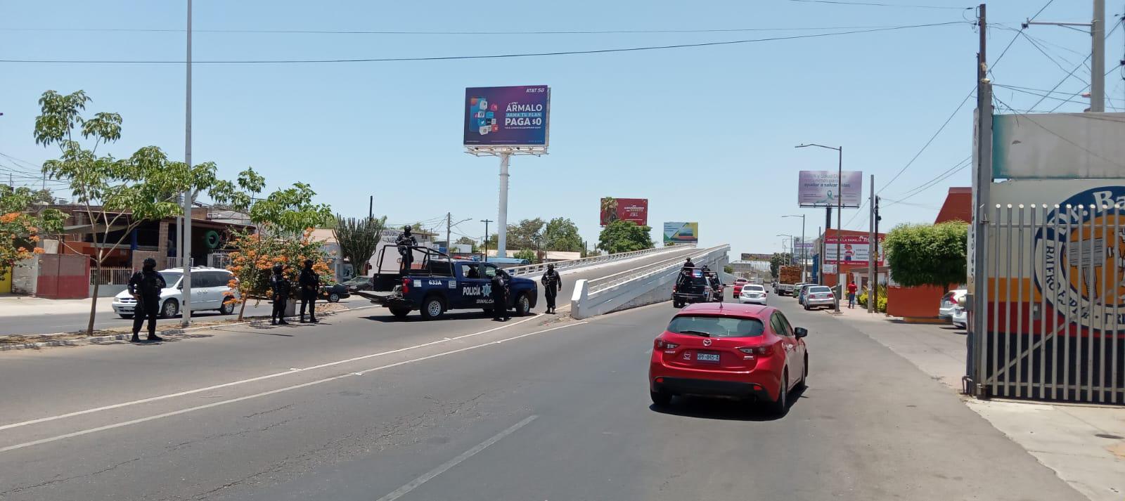 Mantienen policías bloqueos en la ‘Maquío’, Gas Valle y Las Torres en Culiacán, por productores $!Mantienen policías bloqueos en la ‘Maquío’, Gas Valle y Las Torres en Culiacán, por productores