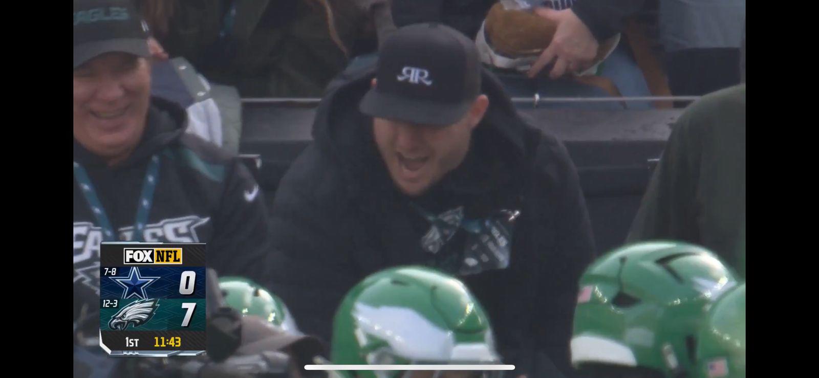 Mike Trout recibió el ‘balón del partido’ al presenciar juego de la NFL $!Mike Trout recibió el ‘balón del partido’ al presenciar juego de la NFL