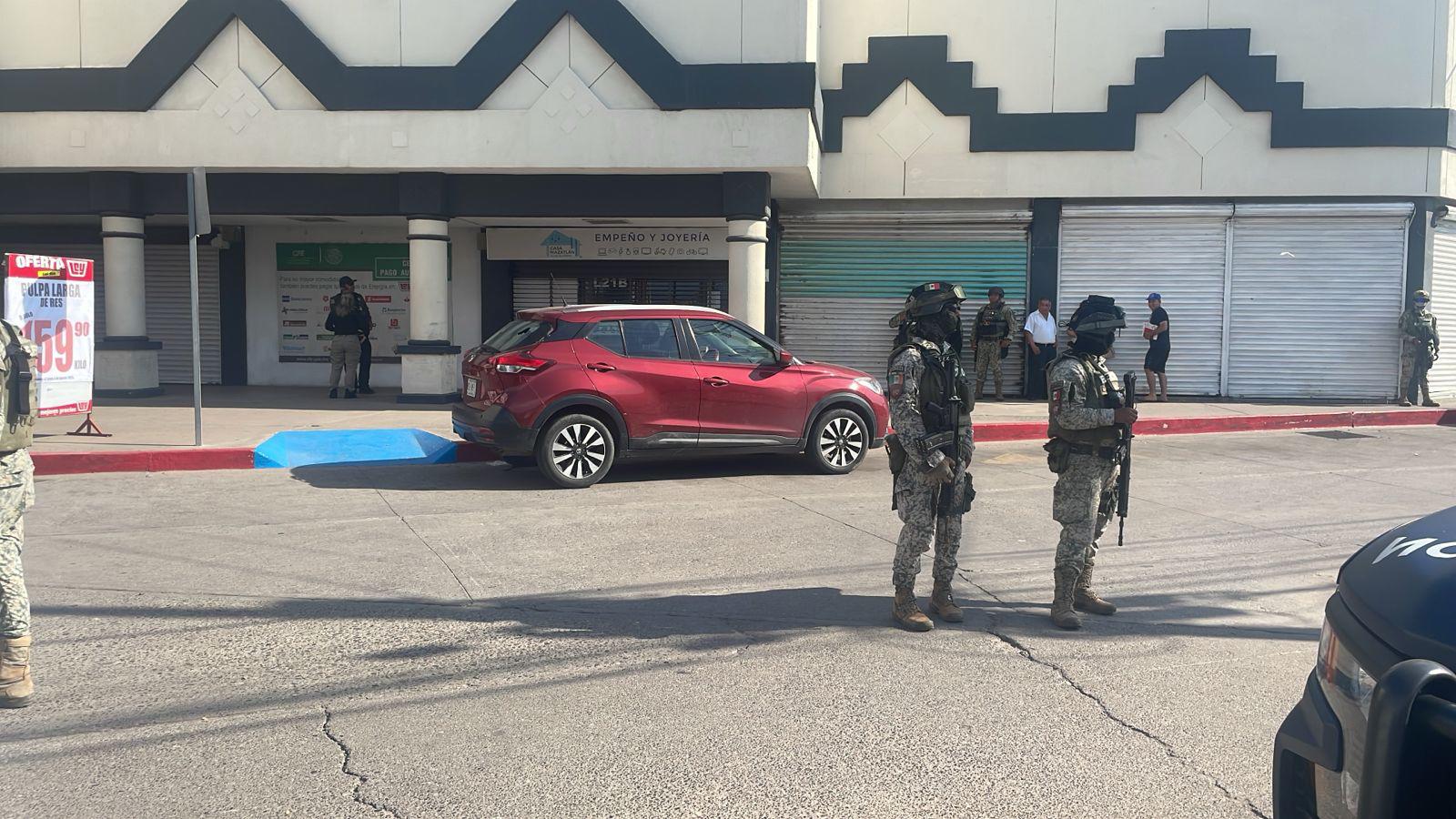 Balean vehículo tras intento de atraco en una plaza comercial de Culiacán $!Balean vehículo tras intento de atraco en una plaza comercial de Culiacán