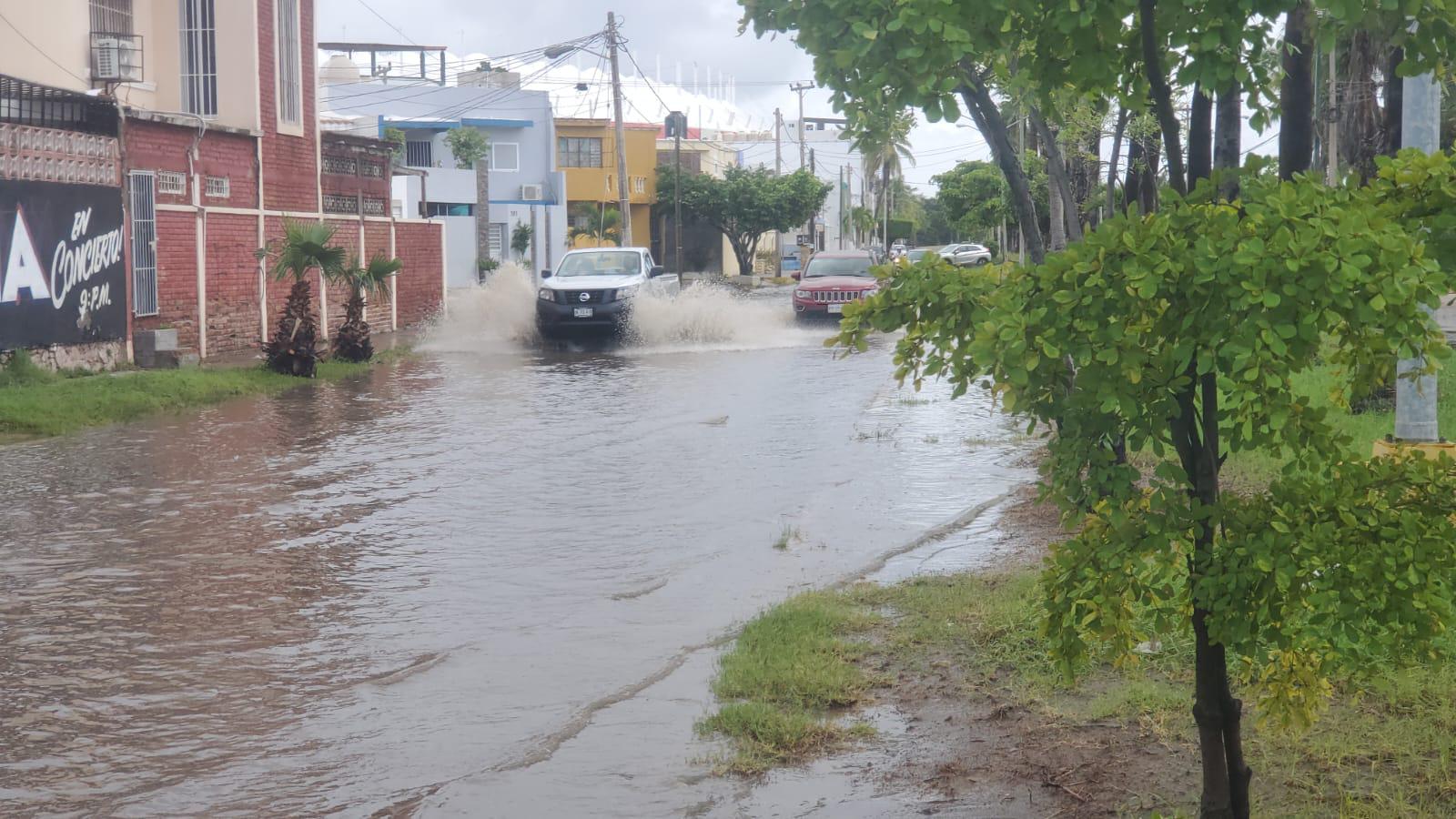 Vialidades de Mazatlán siguen bajo el agua $!Vialidades de Mazatlán siguen bajo el agua