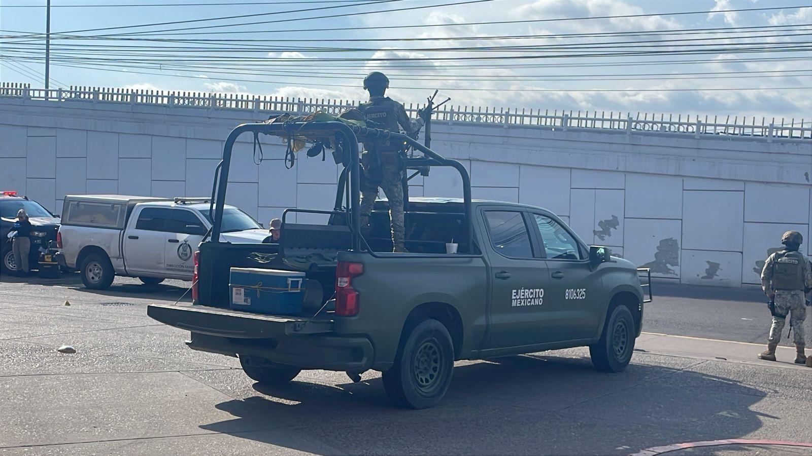 Balean vehículo tras intento de atraco en una plaza comercial de Culiacán $!Balean vehículo tras intento de atraco en una plaza comercial de Culiacán