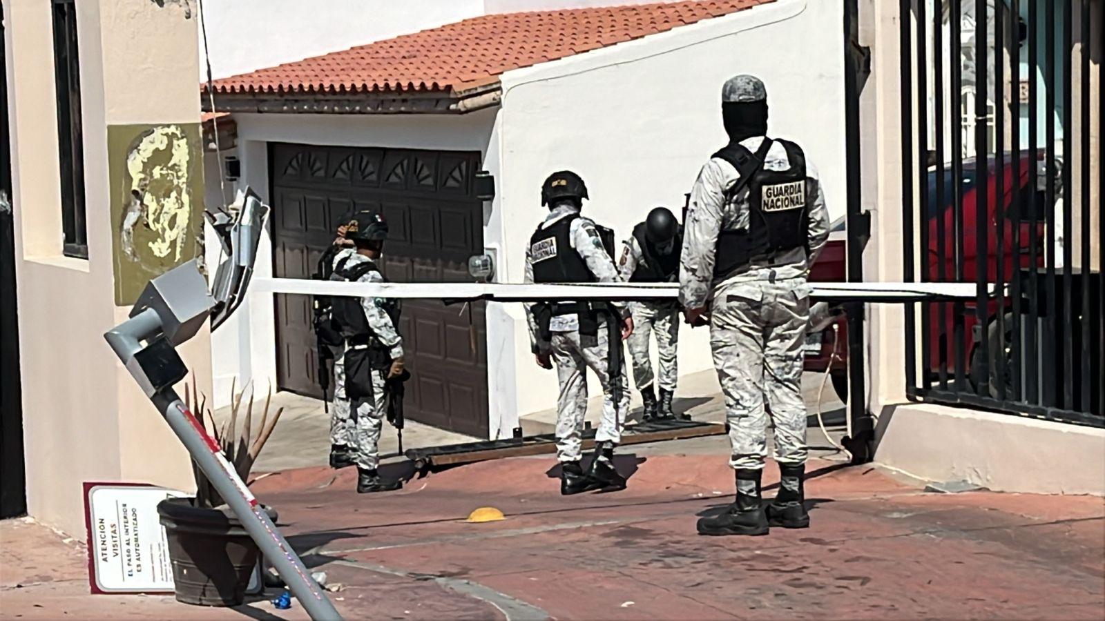 Ejército asegura inmueble y dos vehículos en fraccionamiento Colinas del Rey, Culiacán $!Ejército asegura inmueble y dos vehículos en fraccionamiento Colinas del Rey, Culiacán