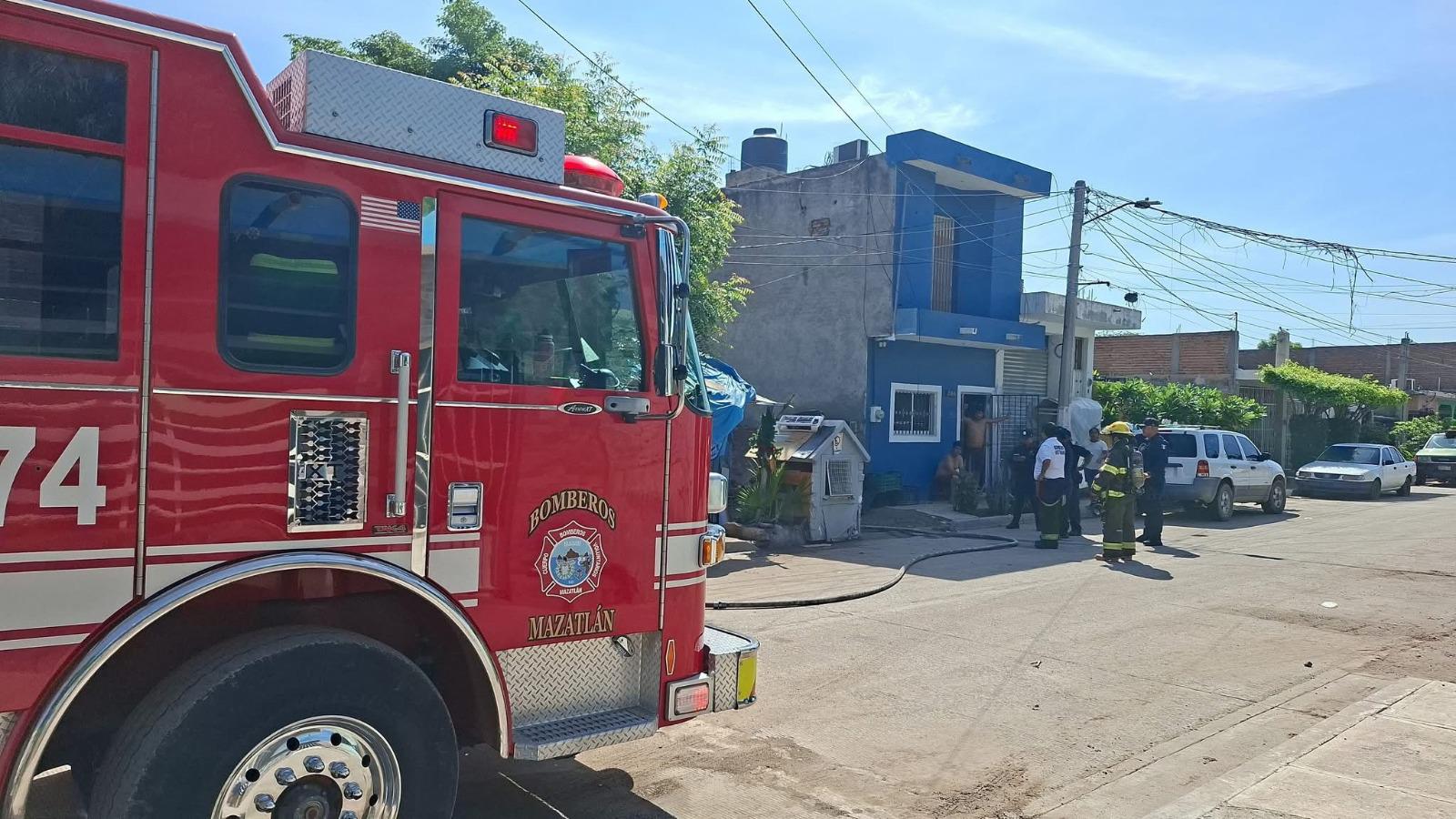 Consume fuego una vivienda de madera en la colonia Allende, en Mazatlán $!Consume fuego una vivienda de madera en la colonia Allende, en Mazatlán