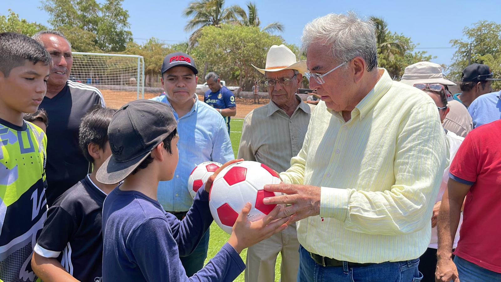 El Gobernador Rubén Rocha Moya inaugura cancha de futbol en La Reforma $!El Gobernador Rubén Rocha Moya inaugura cancha de futbol en La Reforma
