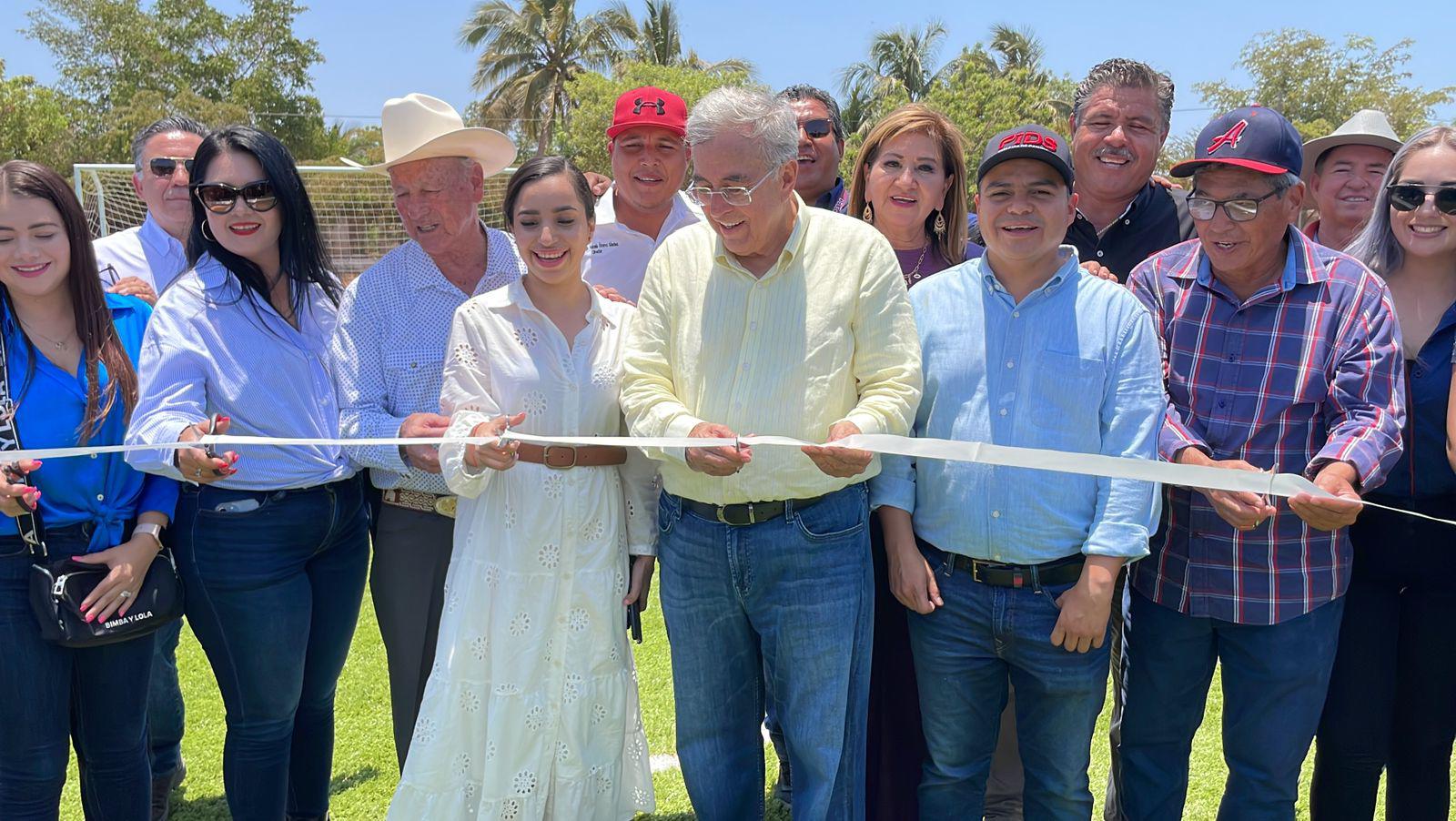 El Gobernador Rubén Rocha Moya inaugura cancha de futbol en La Reforma $!El Gobernador Rubén Rocha Moya inaugura cancha de futbol en La Reforma