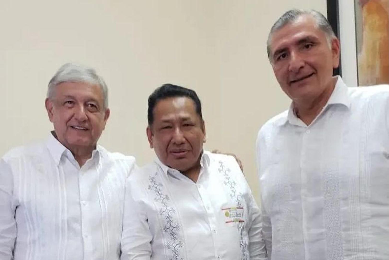 Trío tabasqueño. Andrés Manuel López Obrador junto a Gómez Piedra, a quien calificaba como un “abogado honrado”, y el senador Adán Augusto López. $!Trío tabasqueño. Andrés Manuel López Obrador junto a Gómez Piedra, a quien calificaba como un “abogado honrado”, y el senador Adán Augusto López.