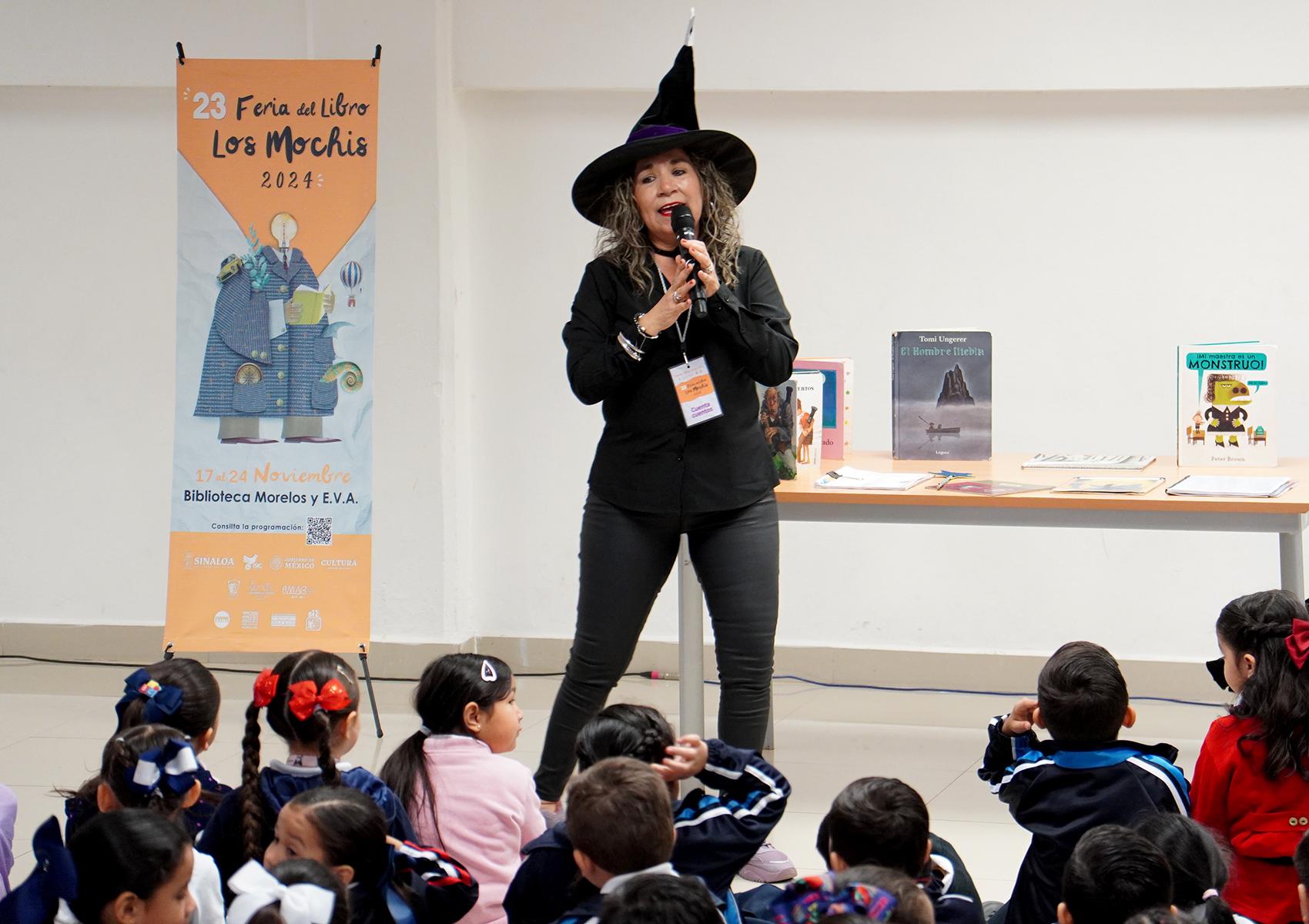 Brenda Pacheco cuenta historias de terror a los pequeños. $!Brenda Pacheco cuenta historias de terror a los pequeños.