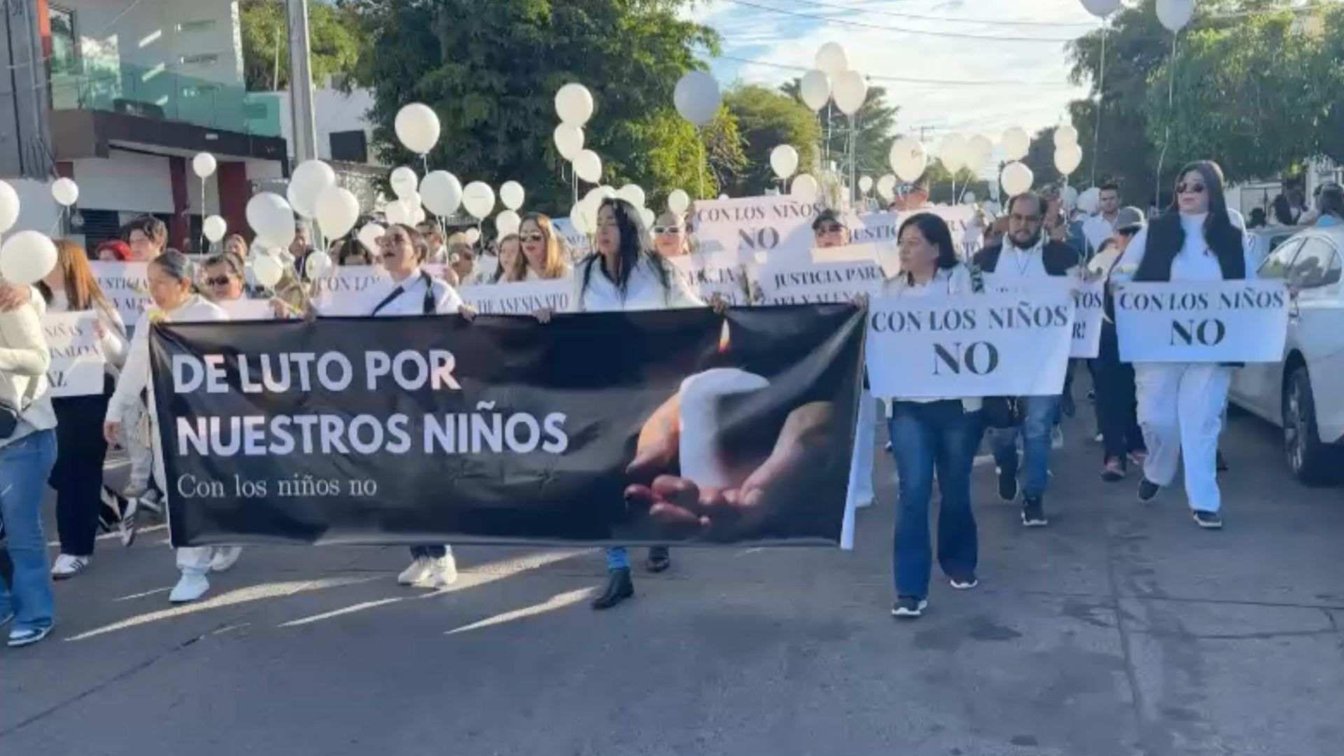 Con los niños NO, (foto periódico El País). $!Con los niños NO, (foto periódico El País).