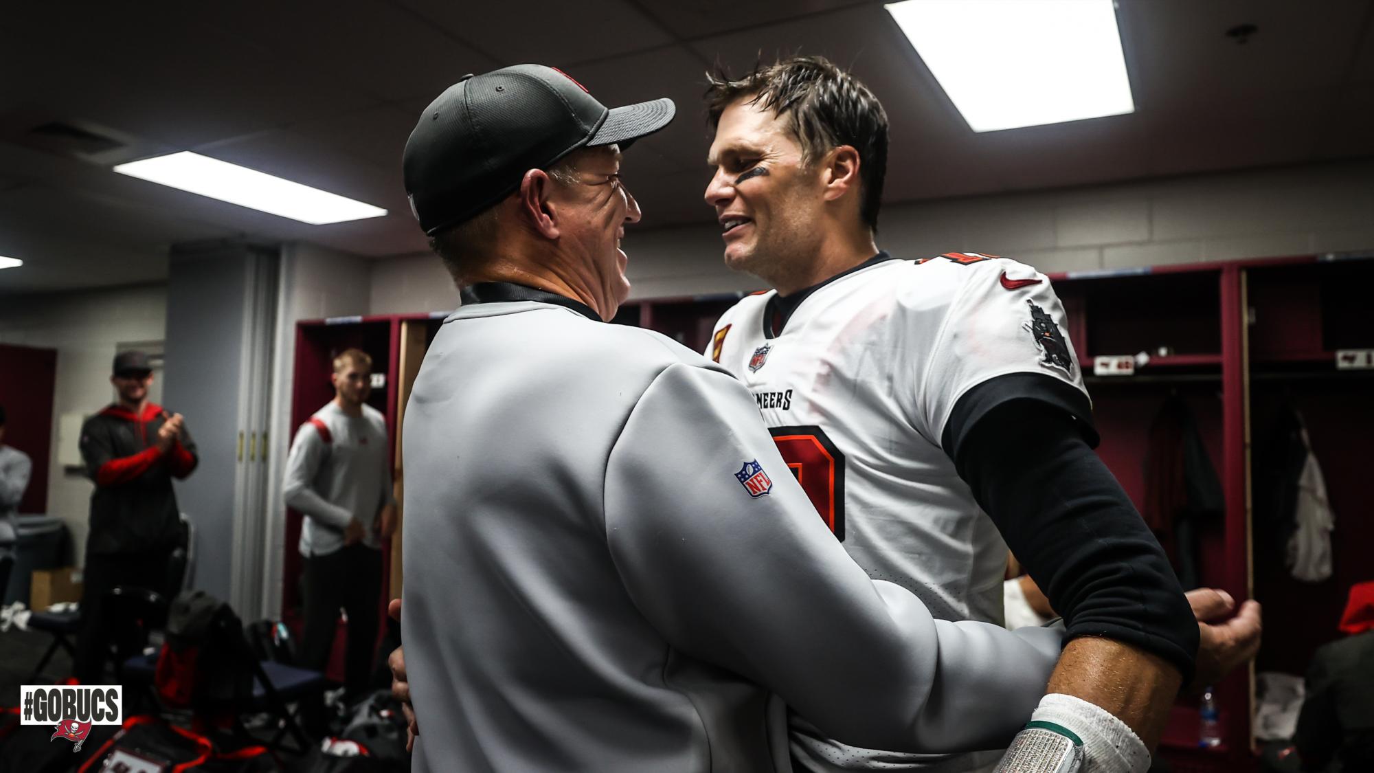 Tom Brady supera ante Patriots la marca de Drew Brees de yardas por aire de la NFL $!Tom Brady supera ante Patriots la marca de Drew Brees de yardas por aire de la NFL