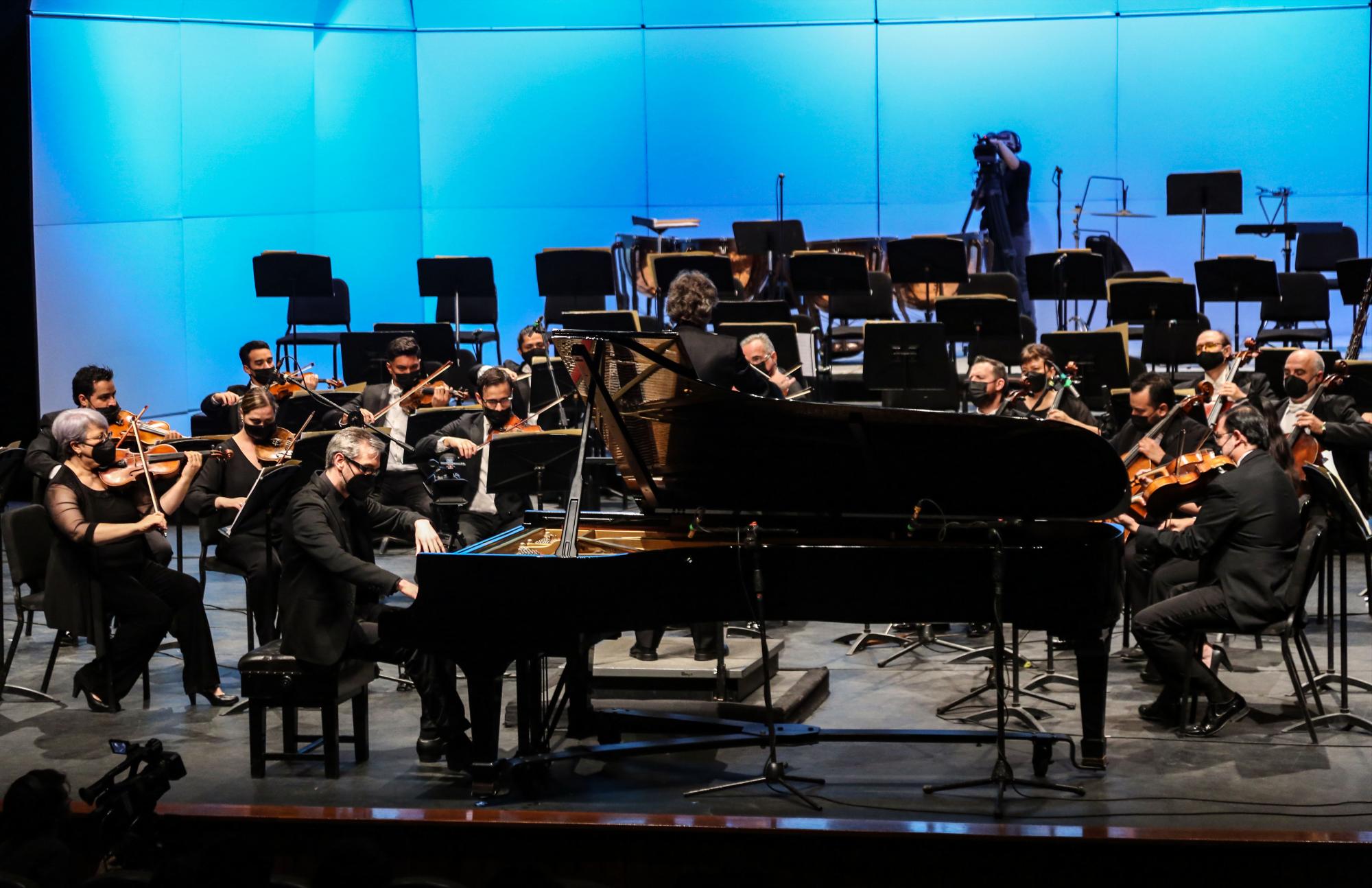 Participó el mexicano Fernando Saint-Martin como solista al piano. $!Participó el mexicano Fernando Saint-Martin como solista al piano.