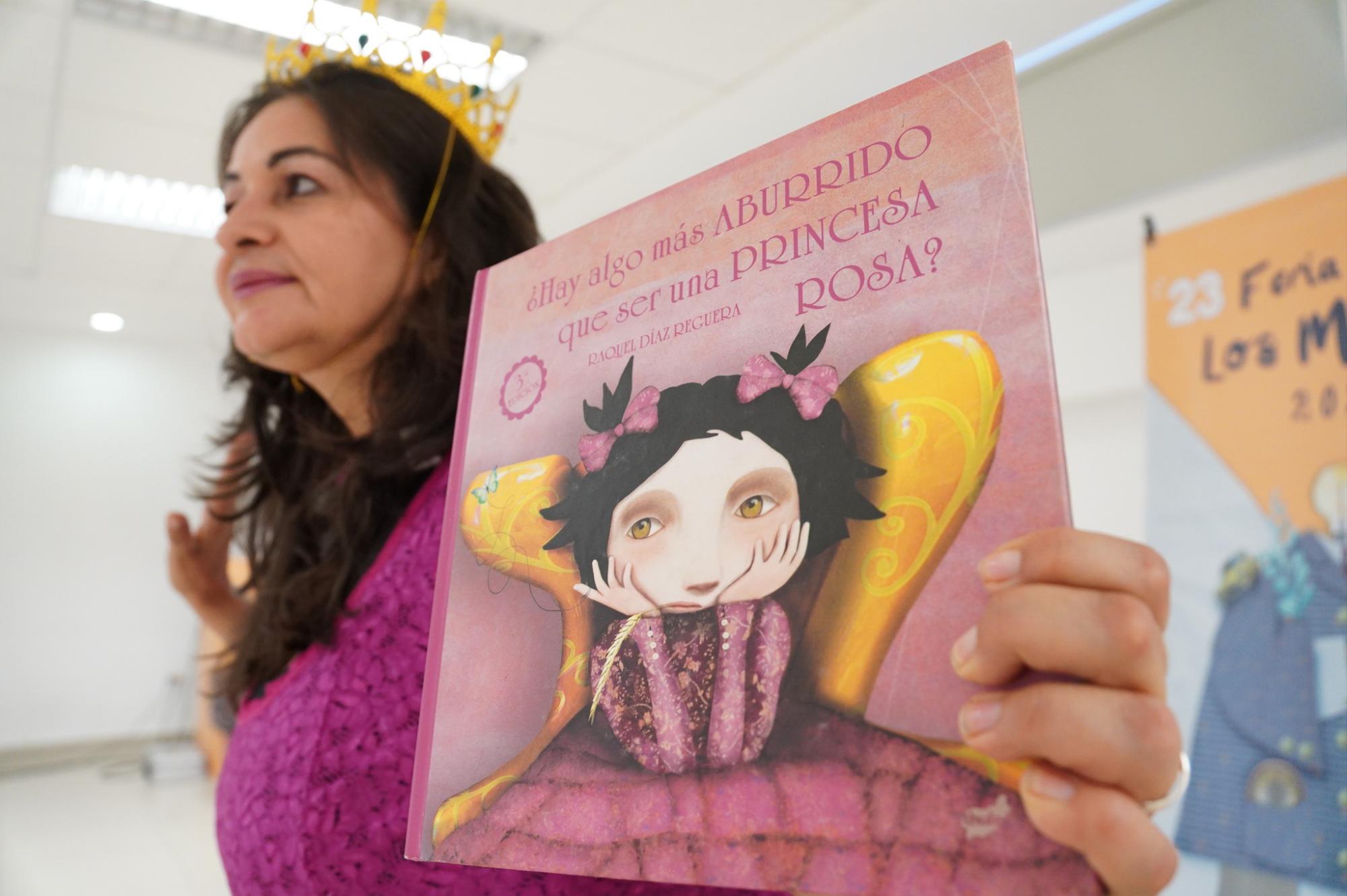 María Félix comparte historias de princesas vestidas de rosa. $!María Félix comparte historias de princesas vestidas de rosa.