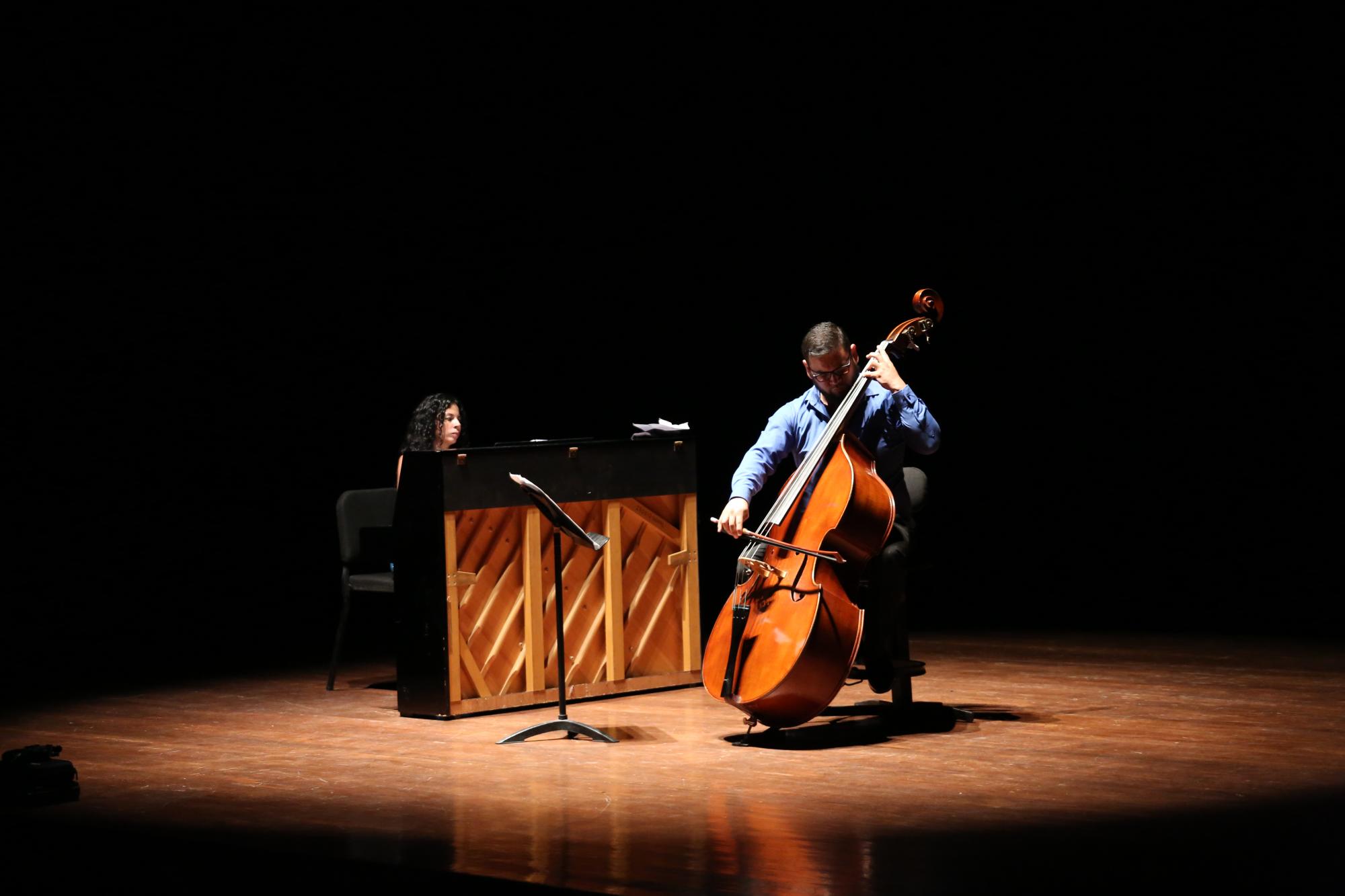 El concierto inició con el estreno de la ‘Elegía para contrabajo y piano’. $!El concierto inició con el estreno de la ‘Elegía para contrabajo y piano’.