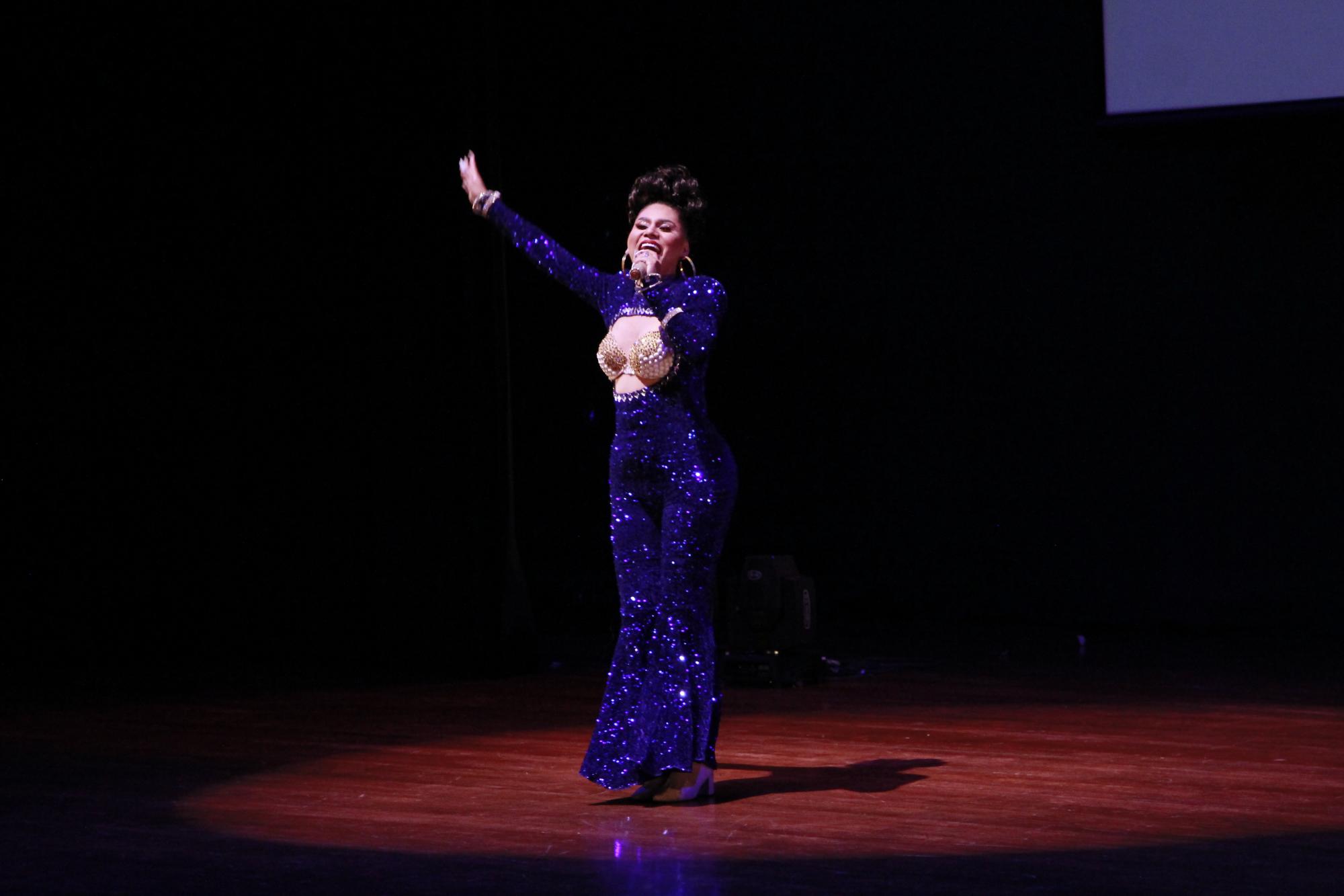 Scarlet imita a Selena en el escenario. $!Scarlet imita a Selena en el escenario.