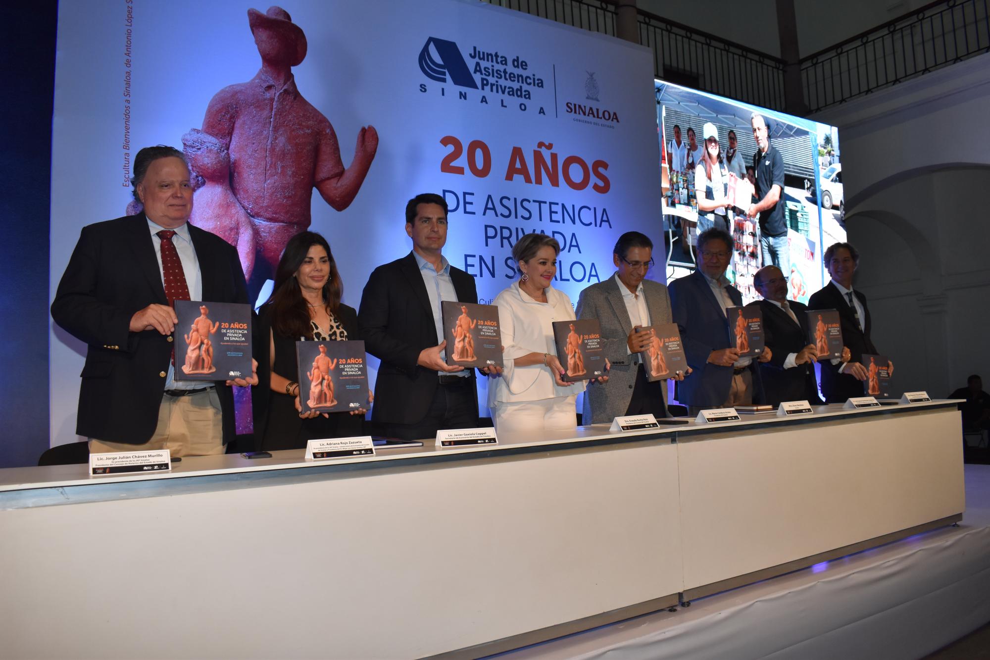 Ex presidentes de la junta e invitados presentan el tercer libro que lanza la JAP Sinaloa. $!Ex presidentes de la junta e invitados presentan el tercer libro que lanza la JAP Sinaloa.