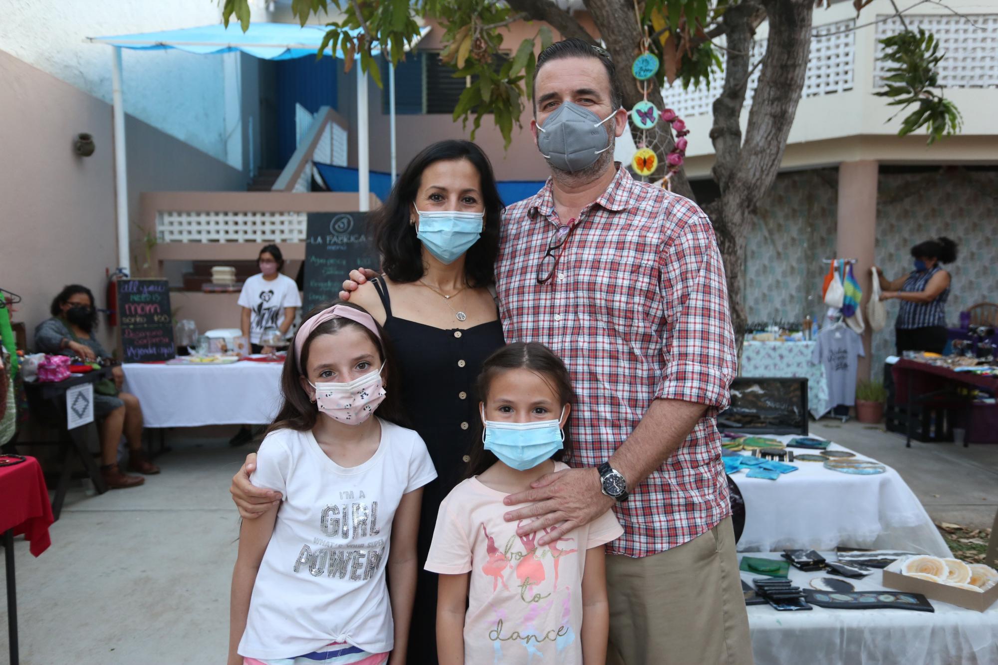 Amparo Sandoval y Sergio Corrales con sus pequeñas Paulina y Vanessa. $!Amparo Sandoval y Sergio Corrales con sus pequeñas Paulina y Vanessa.