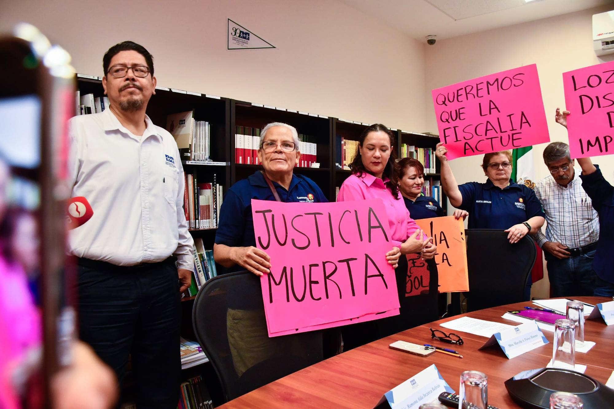 Manifestantes revientan evento en oficinas de Derechos Humanos $!Manifestantes revientan evento en oficinas de Derechos Humanos
