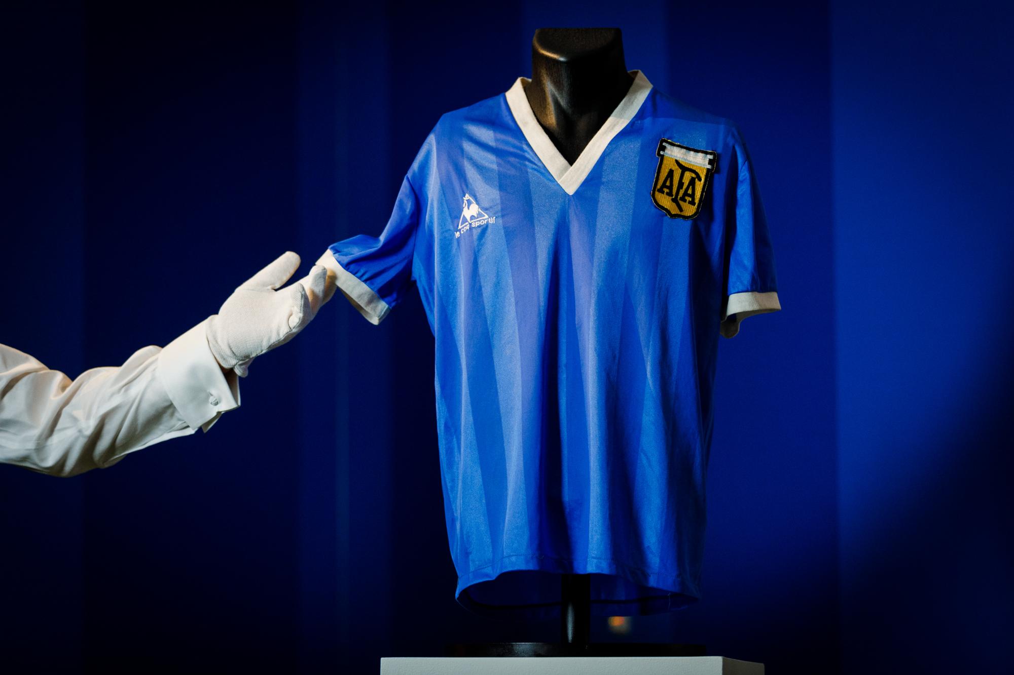 Camiseta que Maradona usó ante Inglaterra establece récord de subasta $!Camiseta que Maradona usó ante Inglaterra establece récord de subasta
