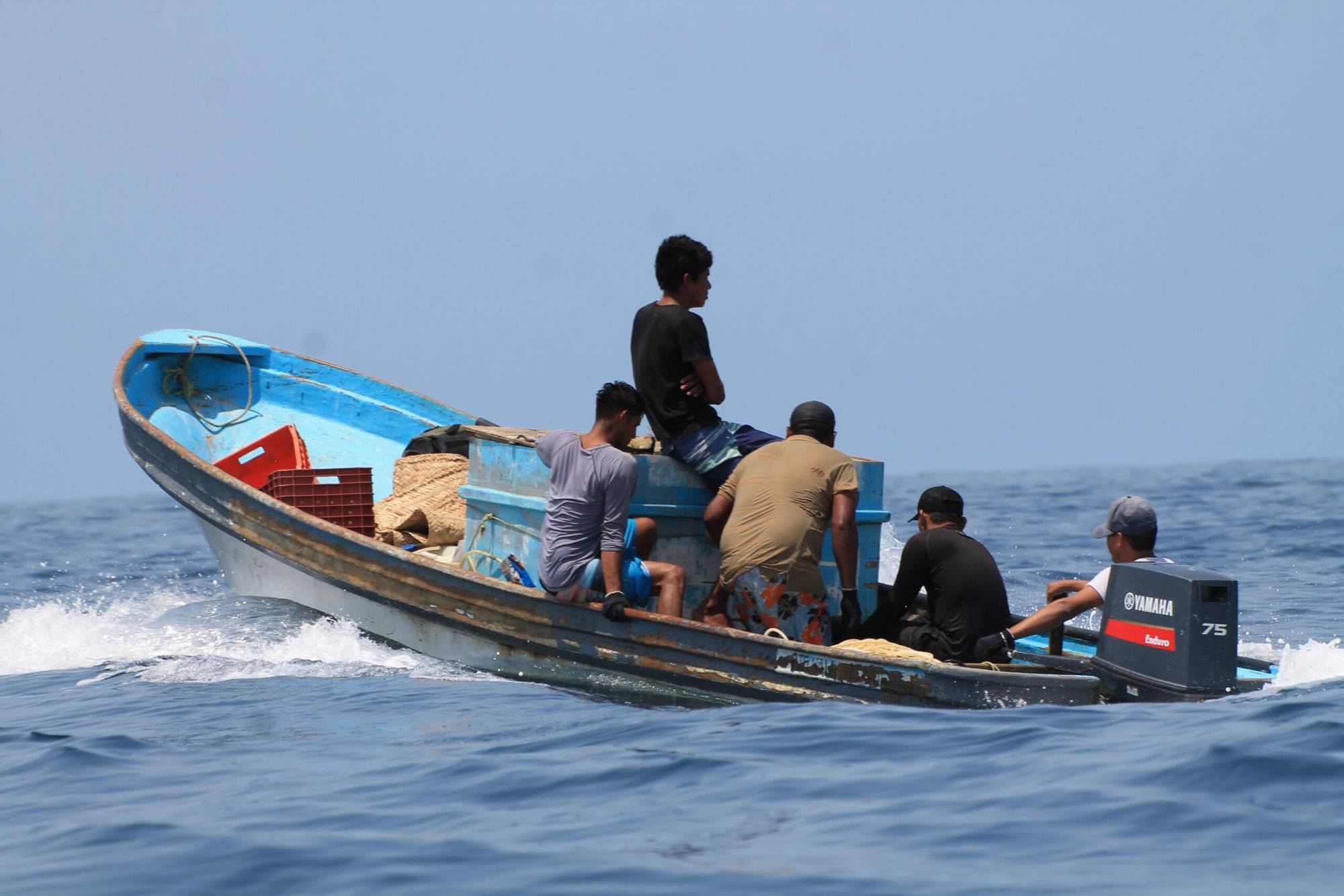 Pescadores ilegales huyendo de Isla Cleofas, en la Reserva de la Biosfera Islas Marías. $!Pescadores ilegales huyendo de Isla Cleofas, en la Reserva de la Biosfera Islas Marías.