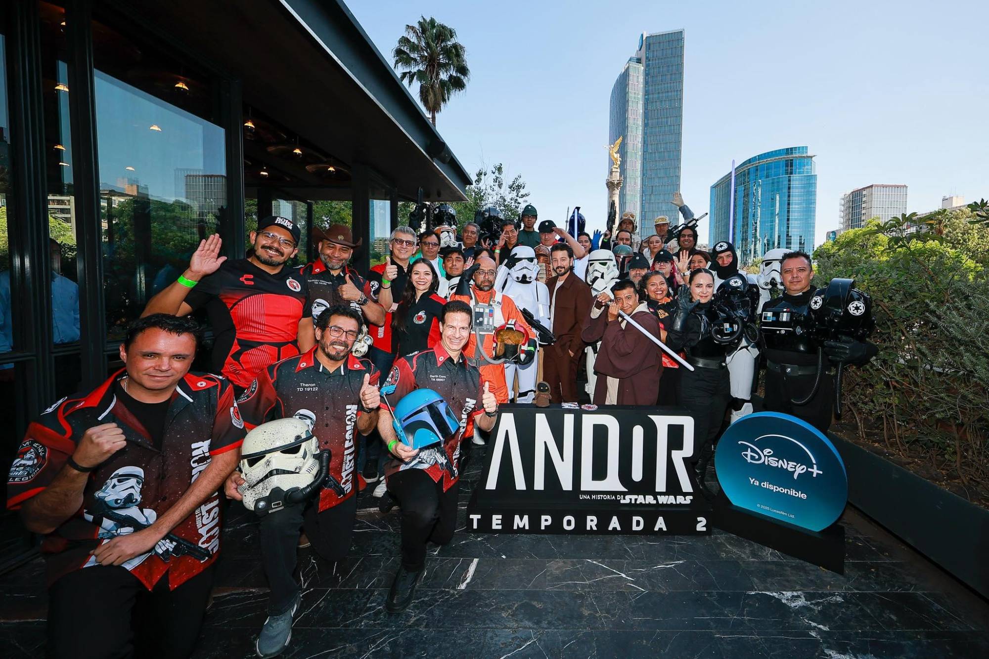 Diego Luna con un grupo de fans a su llegada. $!Diego Luna con un grupo de fans a su llegada.