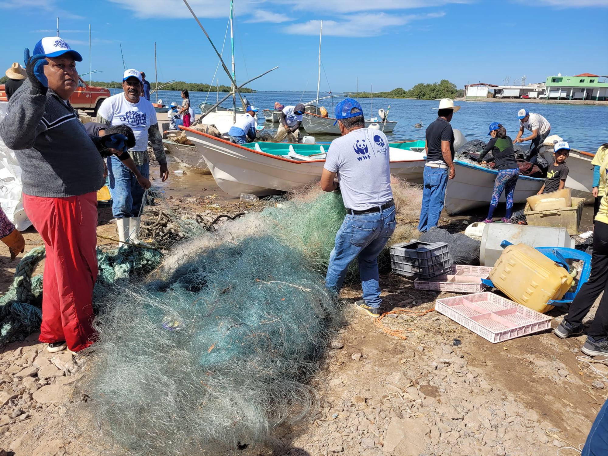 Recolectan 2.5 toneladas de plástico y artes de pesca en la bahía Santa María, en Angostura $!Recolectan 2.5 toneladas de plástico y artes de pesca en la bahía Santa María, en Angostura