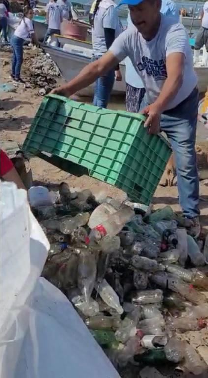 Recolectan 2.5 toneladas de plástico y artes de pesca en la bahía Santa María, en Angostura $!Recolectan 2.5 toneladas de plástico y artes de pesca en la bahía Santa María, en Angostura