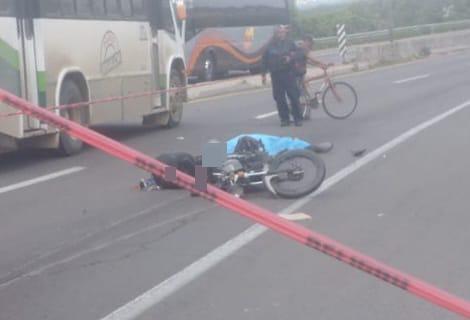 Motociclista muere al derrapar en la Internacional al sur de Mazatlán $!Motociclista muere al derrapar en la Internacional al sur de Mazatlán
