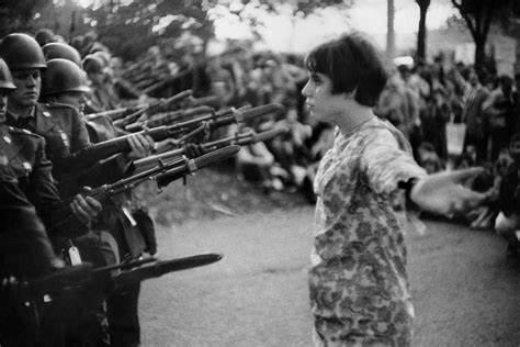 Jan Rose Kasmir, de 17, protesta por guerra de Viet Nam. $!Jan Rose Kasmir, de 17, protesta por guerra de Viet Nam.