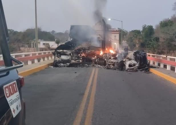 Incendian tráiler en puente de acceso a San Ignacio y bloquean carretera con otro $!Incendian tráiler en puente de acceso a San Ignacio y bloquean carretera con otro