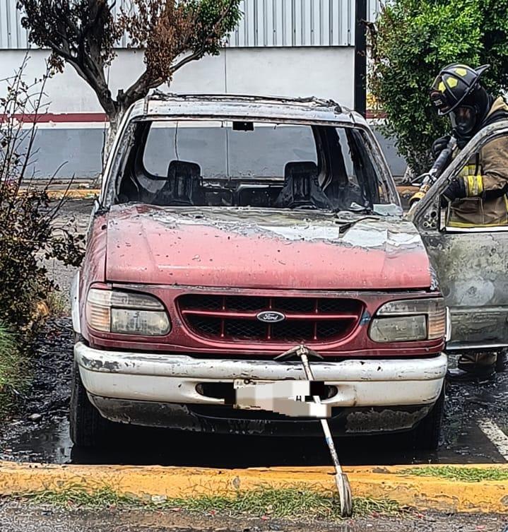 Camioneta se incendia por falla eléctrica en Mazatlán; es el segundo caso en la misma zona $!Camioneta se incendia por falla eléctrica en Mazatlán; es el segundo caso en la misma zona