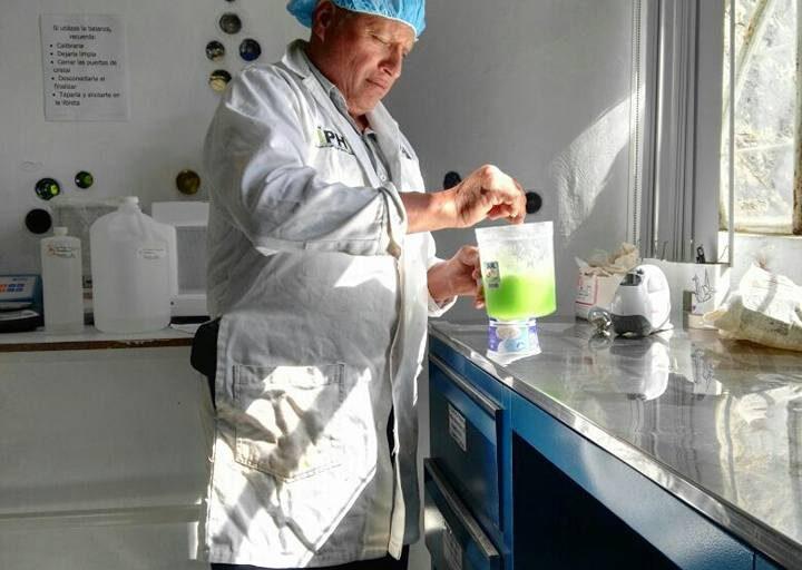 Álvaro Arvizu Aguiñaga, en el laboratorio de alimentos del Centli. $!Álvaro Arvizu Aguiñaga, en el laboratorio de alimentos del Centli.