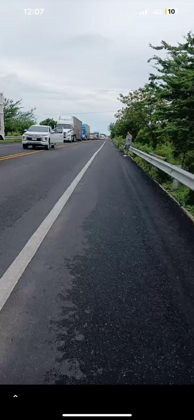 En Palmillas, Escuinapa, toman la autopista tras 34 horas sin luz; el servicio se restablece minutos después $!En Palmillas, Escuinapa, toman la autopista tras 34 horas sin luz; el servicio se restablece minutos después