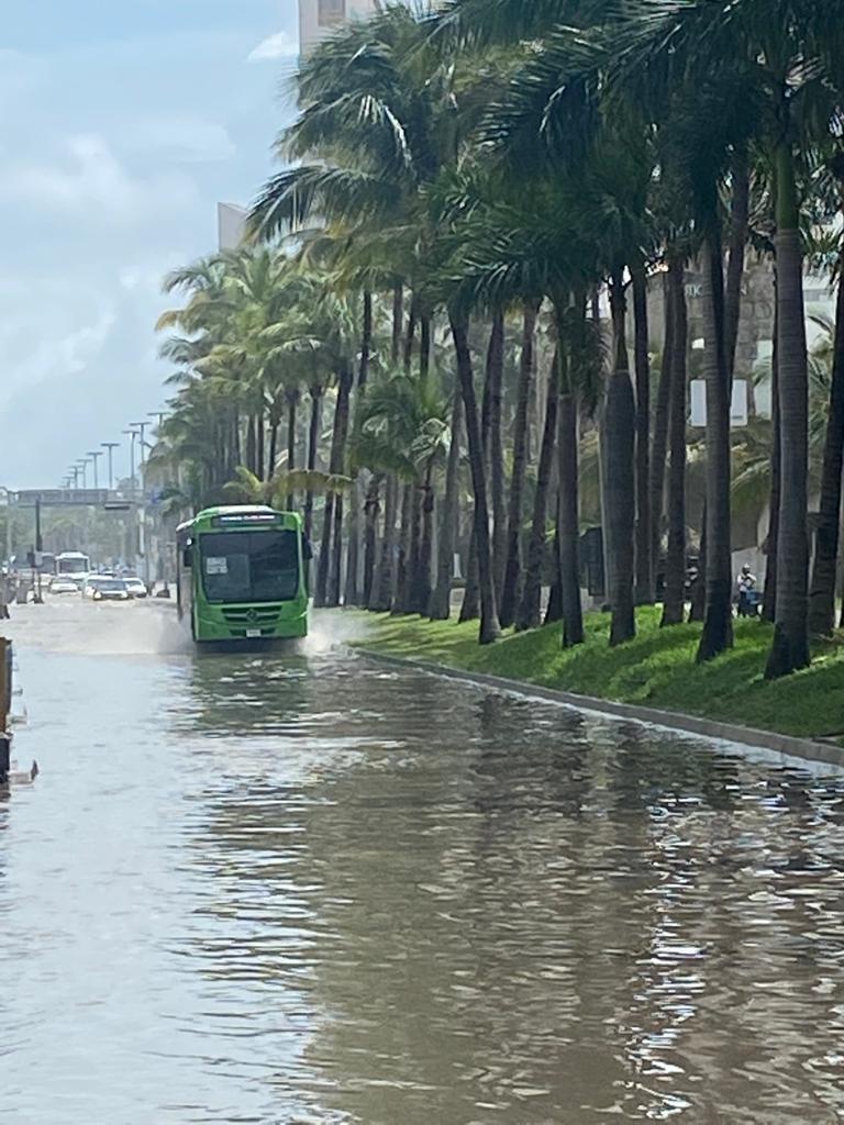 Vialidades de Mazatlán siguen bajo el agua $!Vialidades de Mazatlán siguen bajo el agua