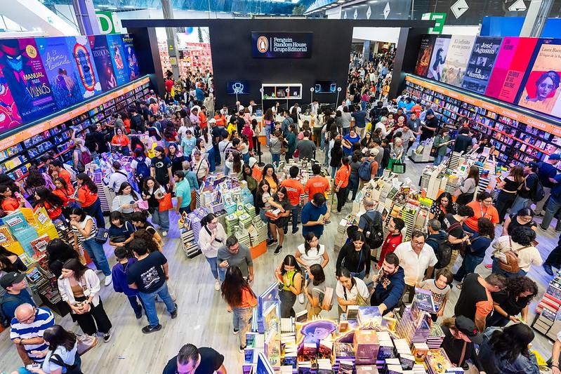 Miles de visitantes acuden a la Feria del Libro de Guadalajara. $!Miles de visitantes acuden a la Feria del Libro de Guadalajara.