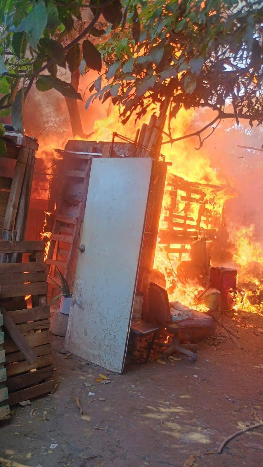 Consume fuego una vivienda de madera en la colonia Allende, en Mazatlán $!Consume fuego una vivienda de madera en la colonia Allende, en Mazatlán