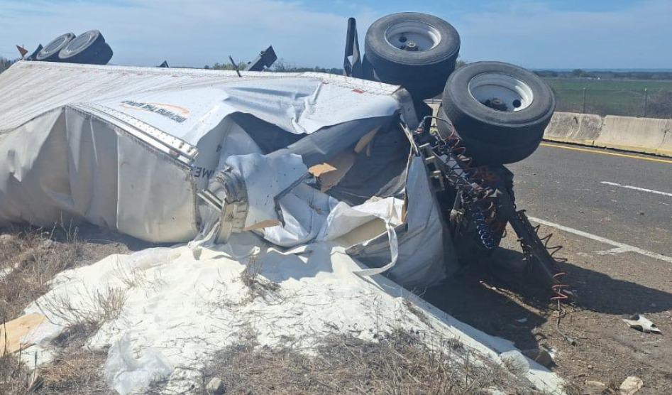 Vuelca tráiler cargado de azúcar tras choque en la autopista Mazatlán-Culiacán; se desata rapiña $!Vuelca tráiler cargado de azúcar tras choque en la autopista Mazatlán-Culiacán; se desata rapiña