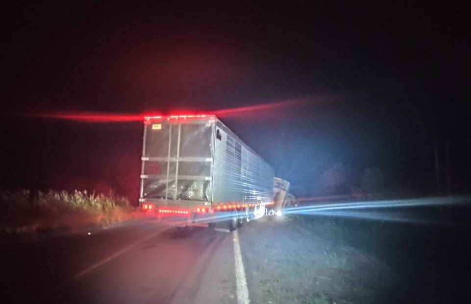 Muere conductor tras chocar con un tráiler en Rosario $!Muere conductor tras chocar con un tráiler en Rosario
